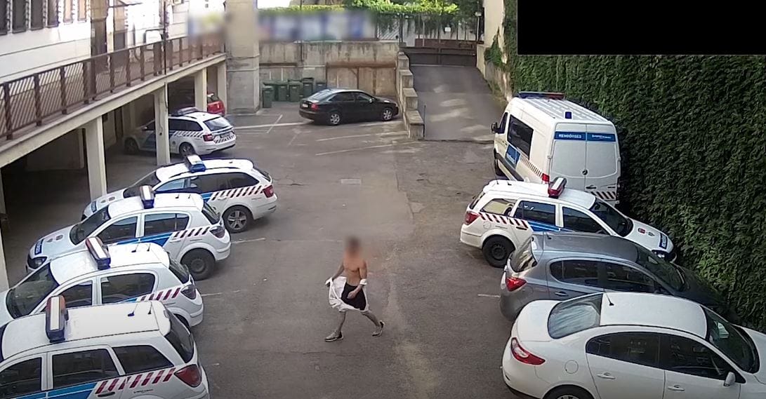 Droggal a zsebében mászott be az erzsébetvárosi rendőrkapitányságra egy férfi - videó