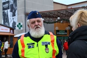 Rendőrnek öltözött Mikulás? Vagy egy igazi télapórendőr ad tanácsokat az utcán? - Fotók