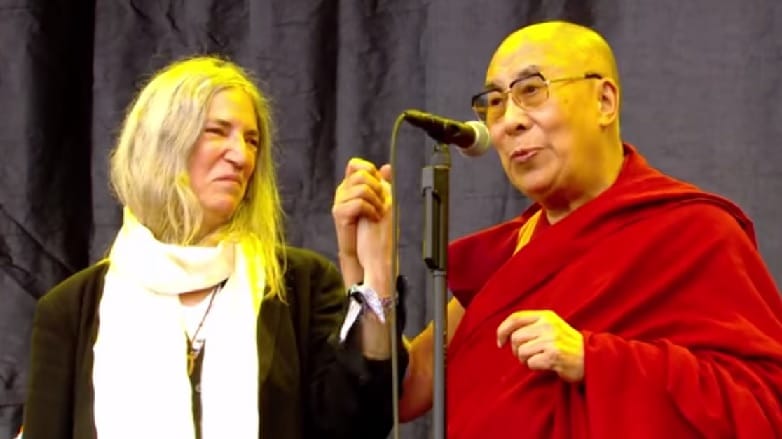 Így énekelt a tömeg a Glastonburyn a dalai lámának - videó