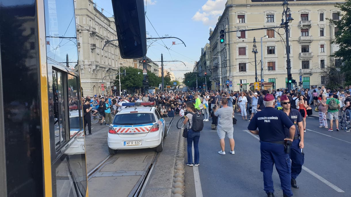Még mindig blokkolják a Margit hidat a katatörvény ellen tüntetők