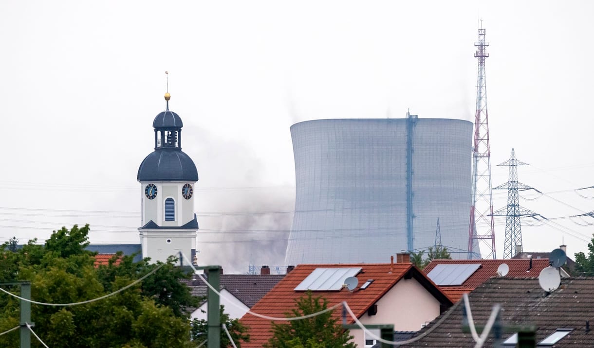 Porig rombolták egy német atomerőmű hűtőtornyait