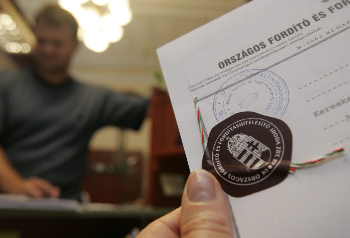 Lassan, drágán, hibásan, de hitelesen