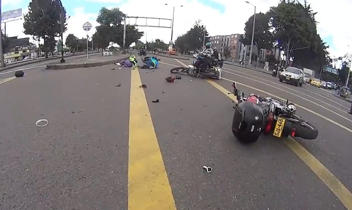 Ilyet is ritkán látni: hármas karambol, motorokkal – videó
