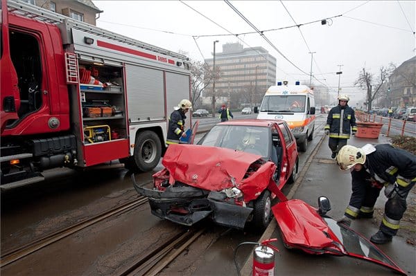 Fotók: több autó ütközött a Hungária körút és a Thököly út kereszteződésben