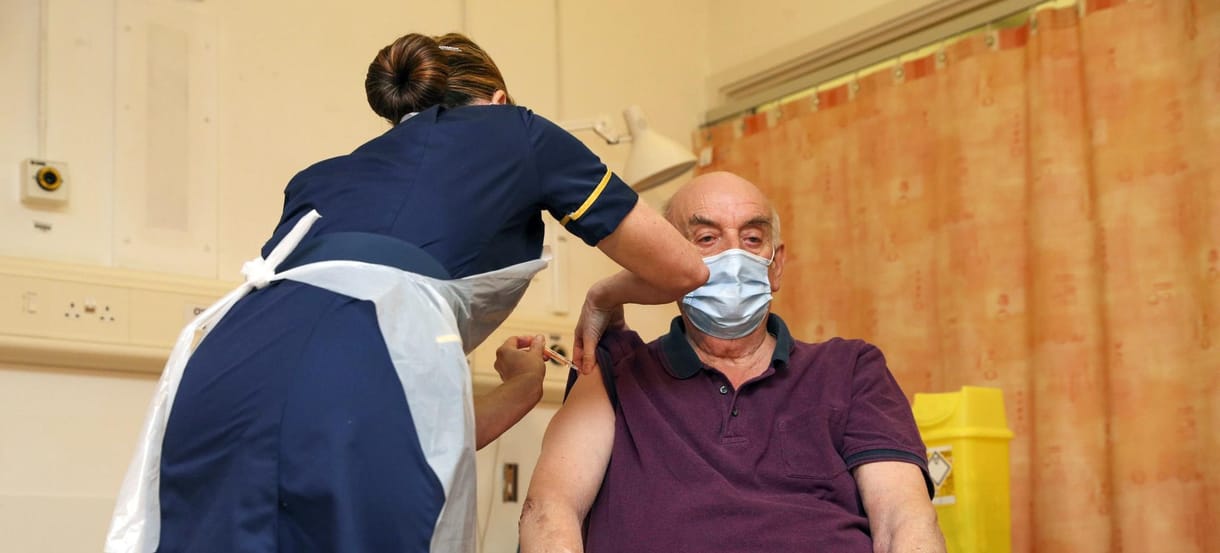 Az oxfordi vakcinával is elkezdtek oltani az Egyesült Királyságban