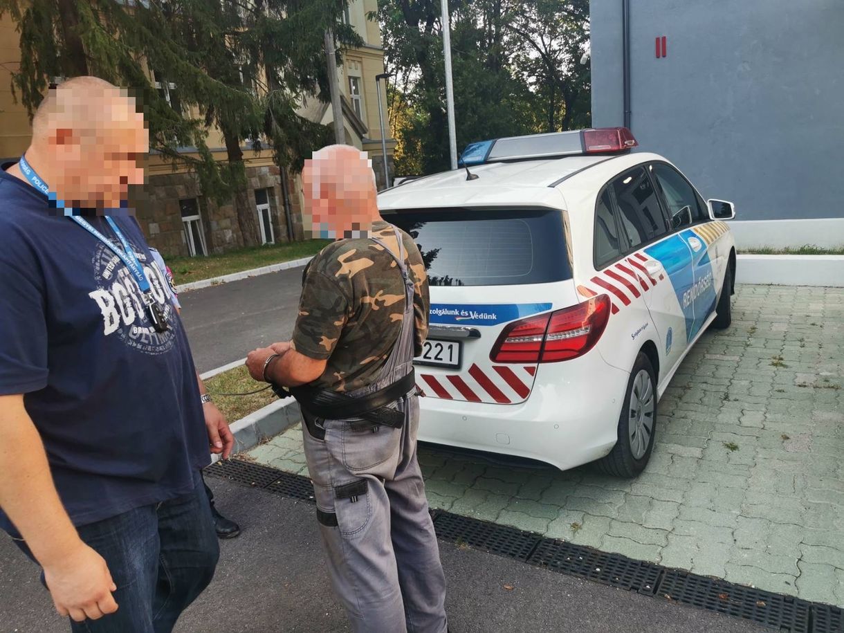 Emberölés kísérletével is gyanúsítják a férfit, aki Molotov-koktélokat hajigált pilisi házakba