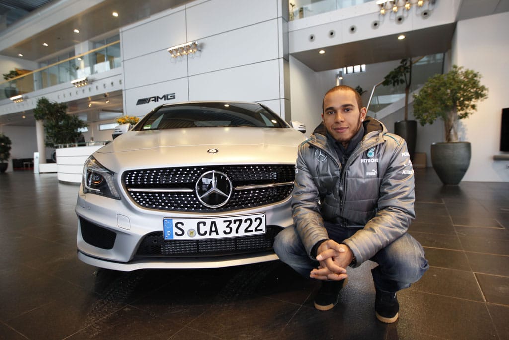Hamilton kipróbálta a Kecskeméten készülő Mercedes CLA-t - videó