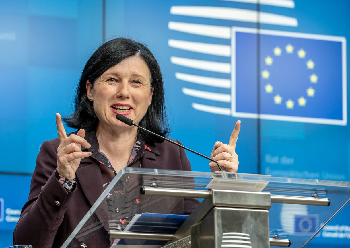 Az új brüsszeli harc tétje: tömheti-e a Fidesz állami pénzzel a médiáját