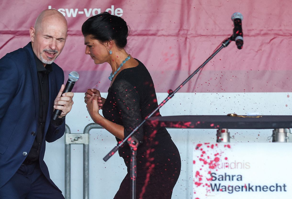 Piros festékkel fröcskölték le Sahra Wagenknecht német politikust, aki ellenzi az ukrajnai katonai segítségnyújtást