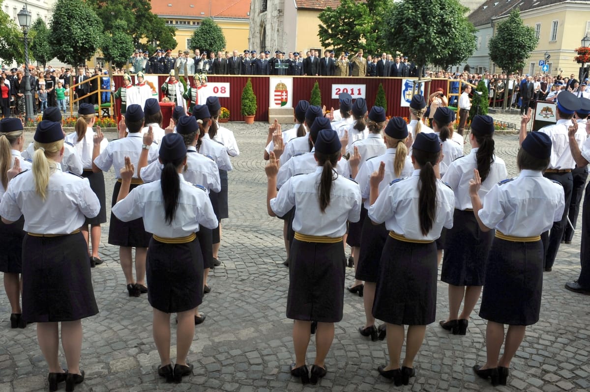 Kétszer annyi a rendőr hazánkban, mint sok uniós államban, mégis állandóan túlóráznak