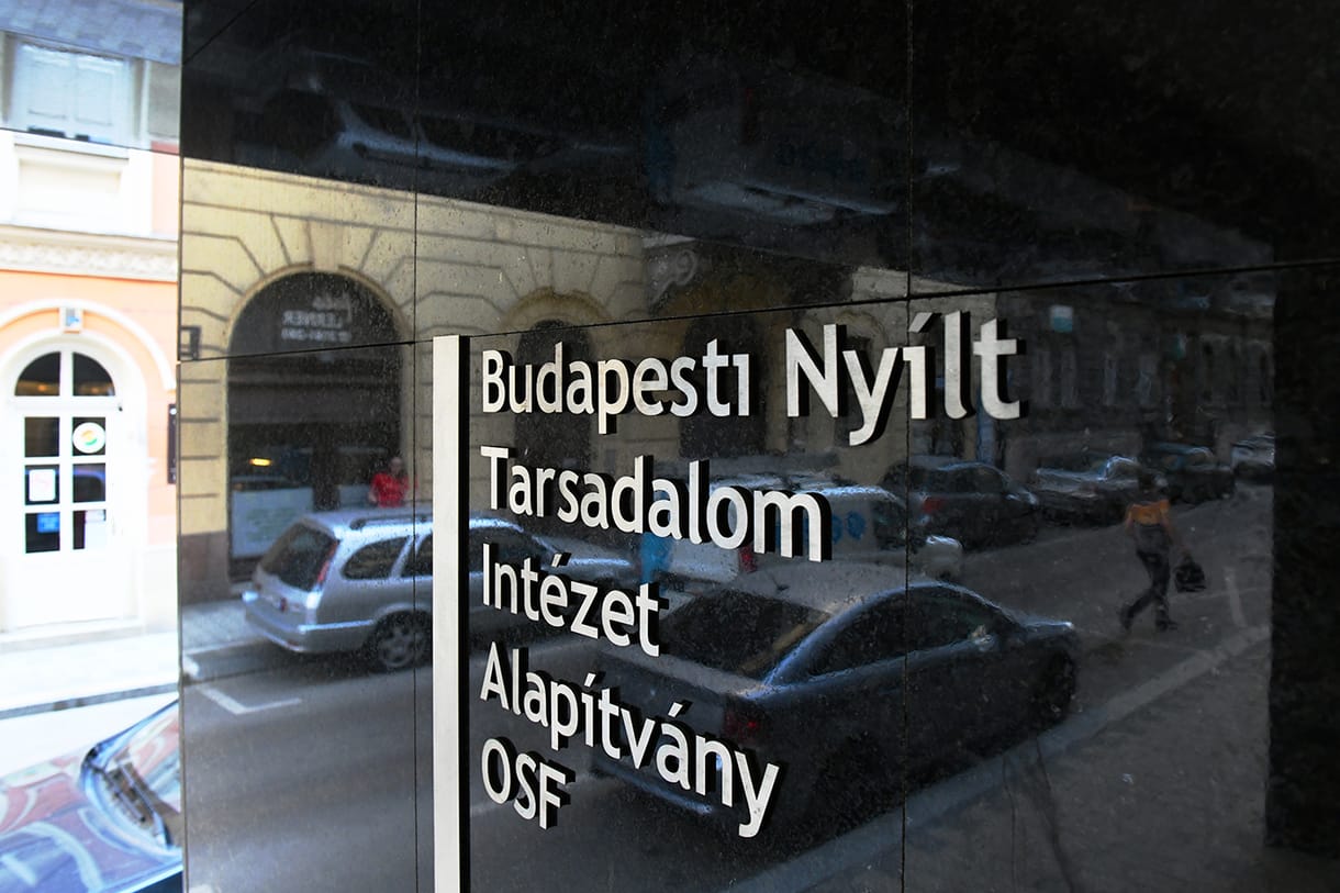 Elhagyja az Európai Uniót Soros György alapítványa, de közben kicsit azért marad