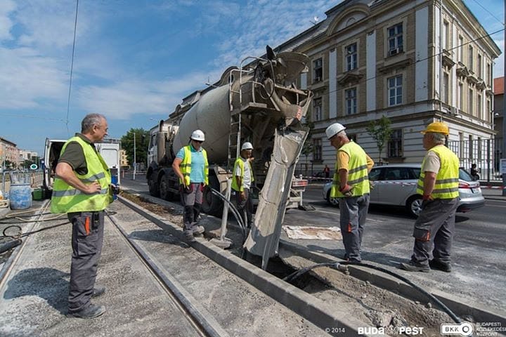 Betömték az üreget az 1-es villamos új pályája alatt