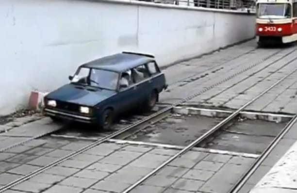 Videó: újabb elképesztő példa az orosz autósok mindent lebíró akaratára