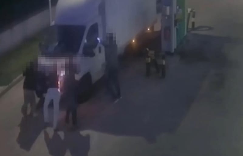 Félrelökött több embert kisteherautójával egy sofőr, akit meg akartak állítani – videó