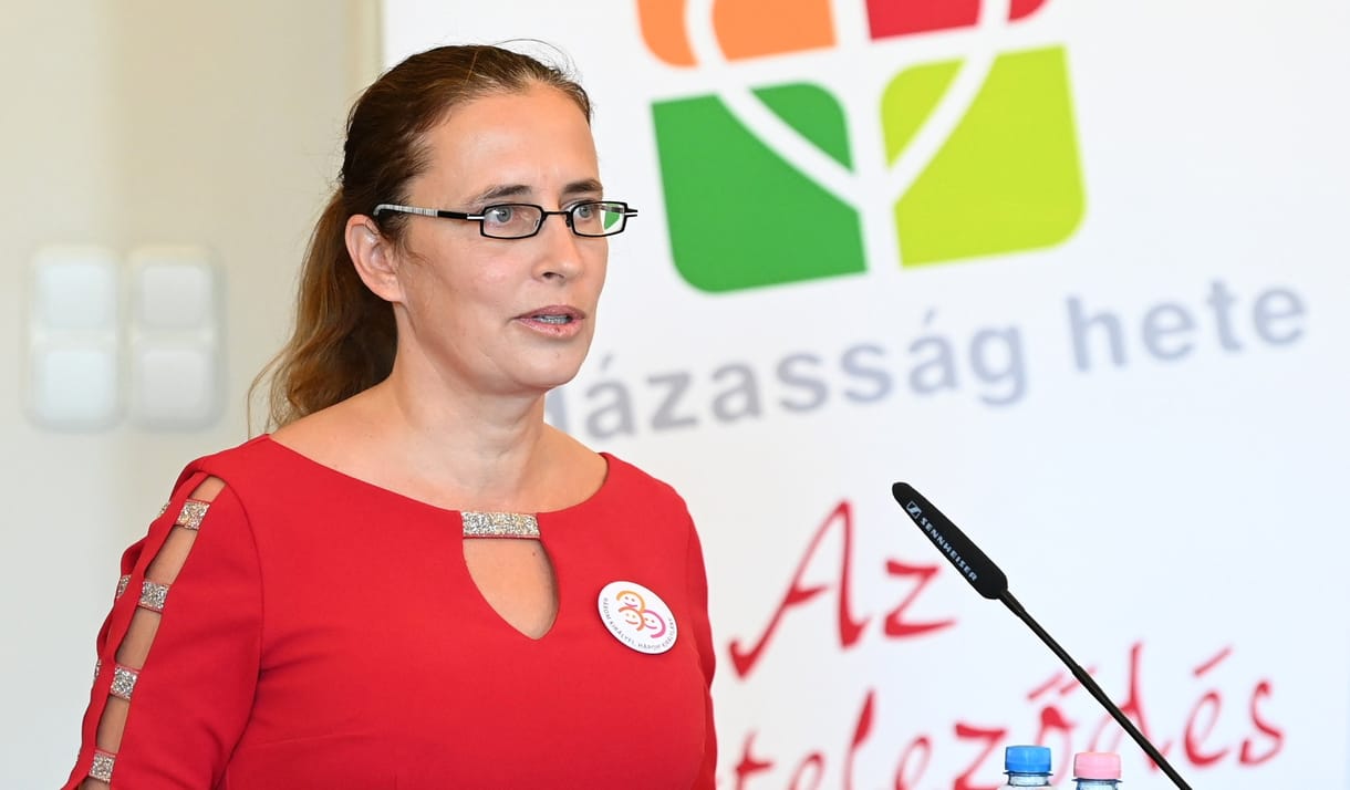 Novák Katalin volt tanácsadója szerint ha valaki „csak egy fotót kér” egy gyerektől, nem jó összekeverni azzal, aki „gyerekeket használ a perverz szokásaihoz”