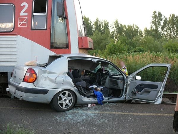 120 méteren át tolta a vonat a Thaliát – fotók, videó