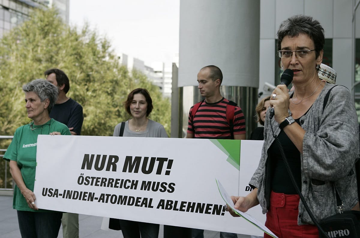 Bayer Zsolt bocsánatot kért az ótvar idiótának nevezett képviselőtől