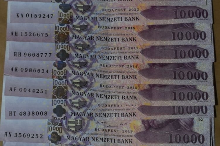 Tizenkilenc éves ismerősét kényszerítette prostitúcióra egy fiatal nő