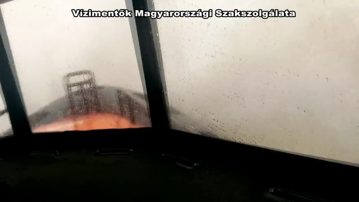 Mint egy katasztrófafilmen: durva hullámokkal küzdöttek a vízimentők a háborgó Balatonon - videó