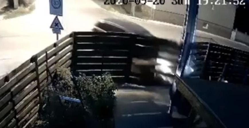 Videó: Családi ház udvarára tört be egy autó Tatabányán