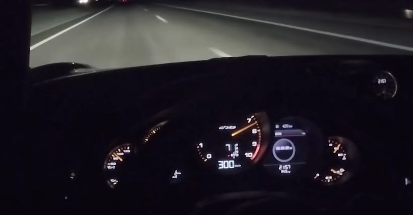 300 km/h-val repesztett a Porsche sofőrje éjszaka az autópályán – videó