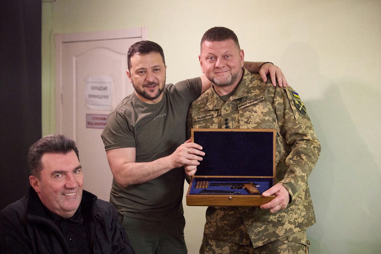 Zelenszkij elnök Zaluzsnij főparancsnok menesztésével vezéráldozatot hozott, és igen komoly kockázatot vállalt 