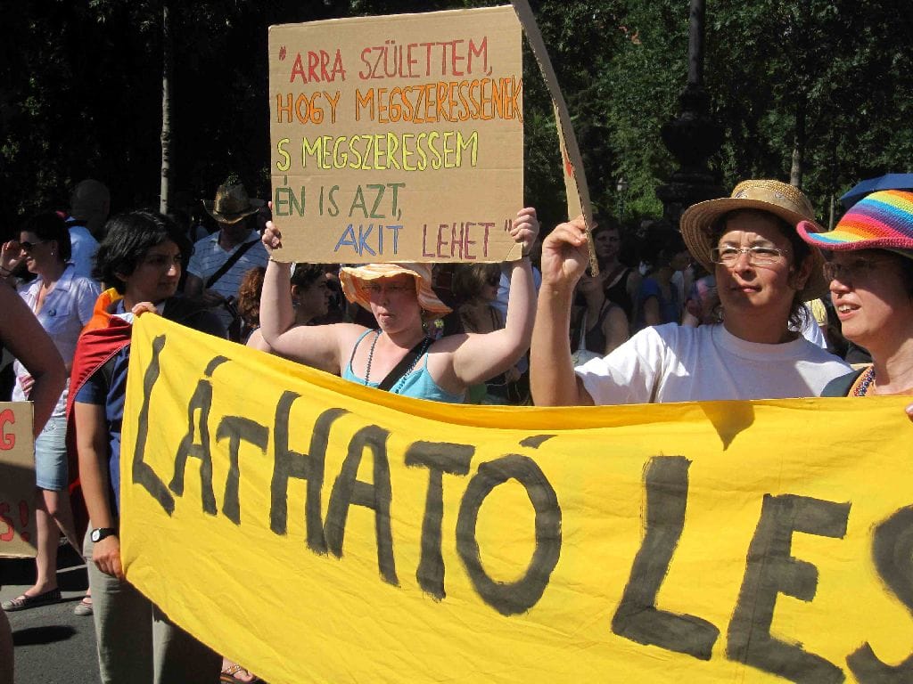 El fogja riasztani a multikat a kormány LMBTQ-ellenes módosítója