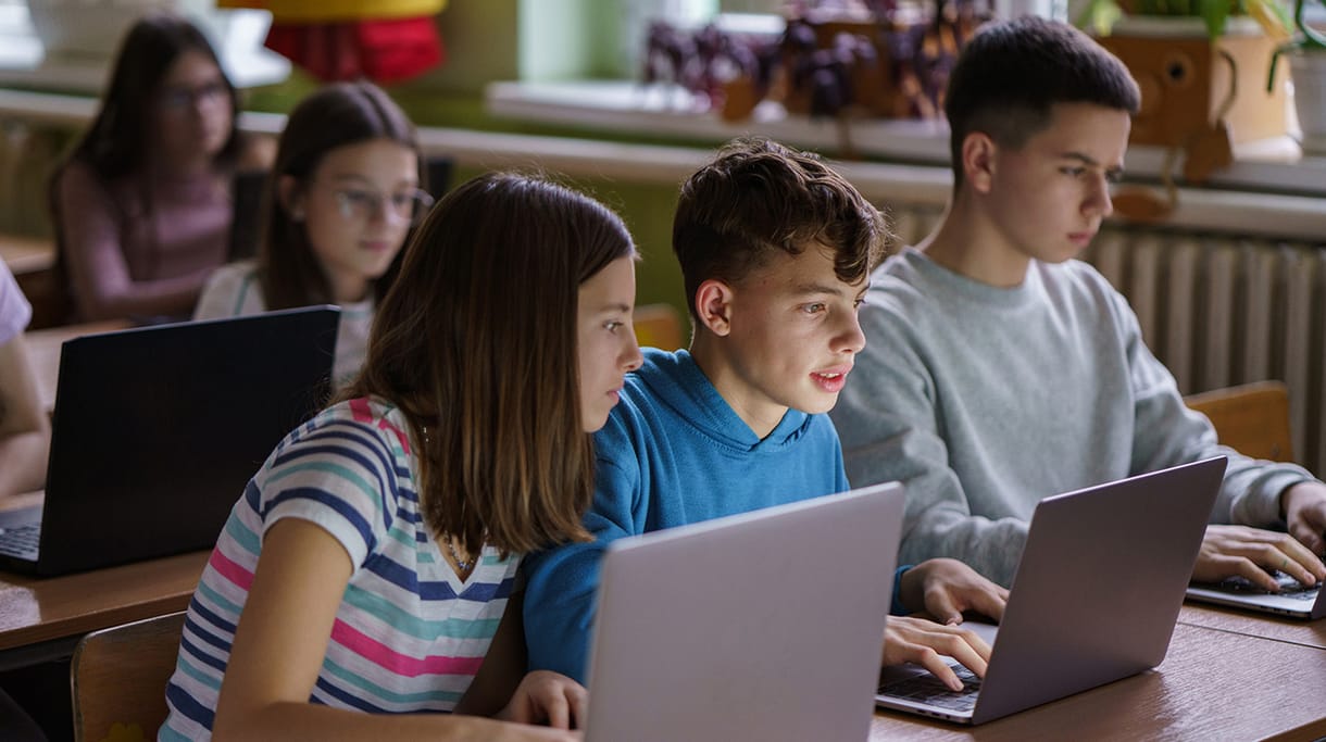 Elrajtolt a 4iG Alapítvány Digitális Esély Programja: 220 laptopra pályázhatnak általános és középiskolák