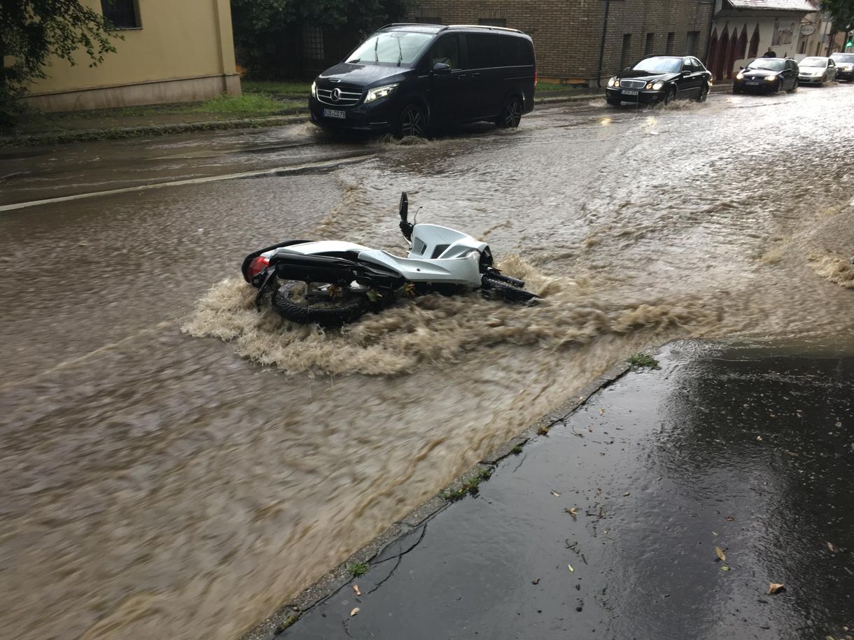 Kiadták a figyelmeztetést, több helyen sok esőre kell készülni