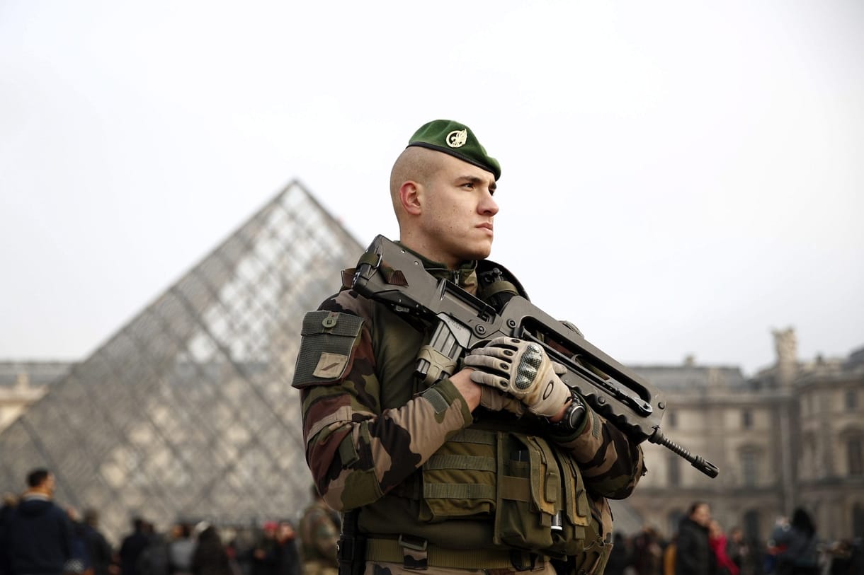 Elkezdett beszélni a Louvre-nál meglőtt machetés támadó