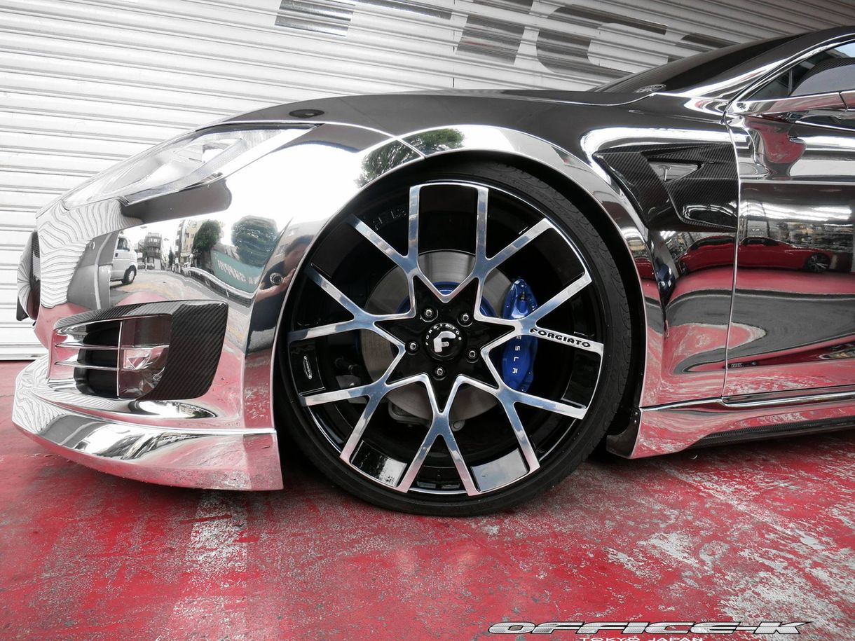 Szépség vagy szörnyeteg? Elkészült a talpig krómozott Tesla Model S