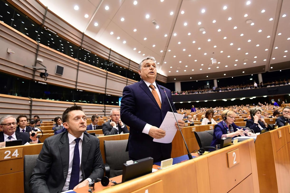 Sem kiköpni, sem lenyelni nem tudja Orbán Viktort az unió és a Néppárt