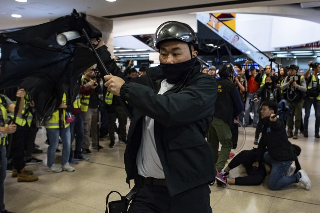 Ismét összecsaptak a tüntetők és a rendőrök Hongkongban