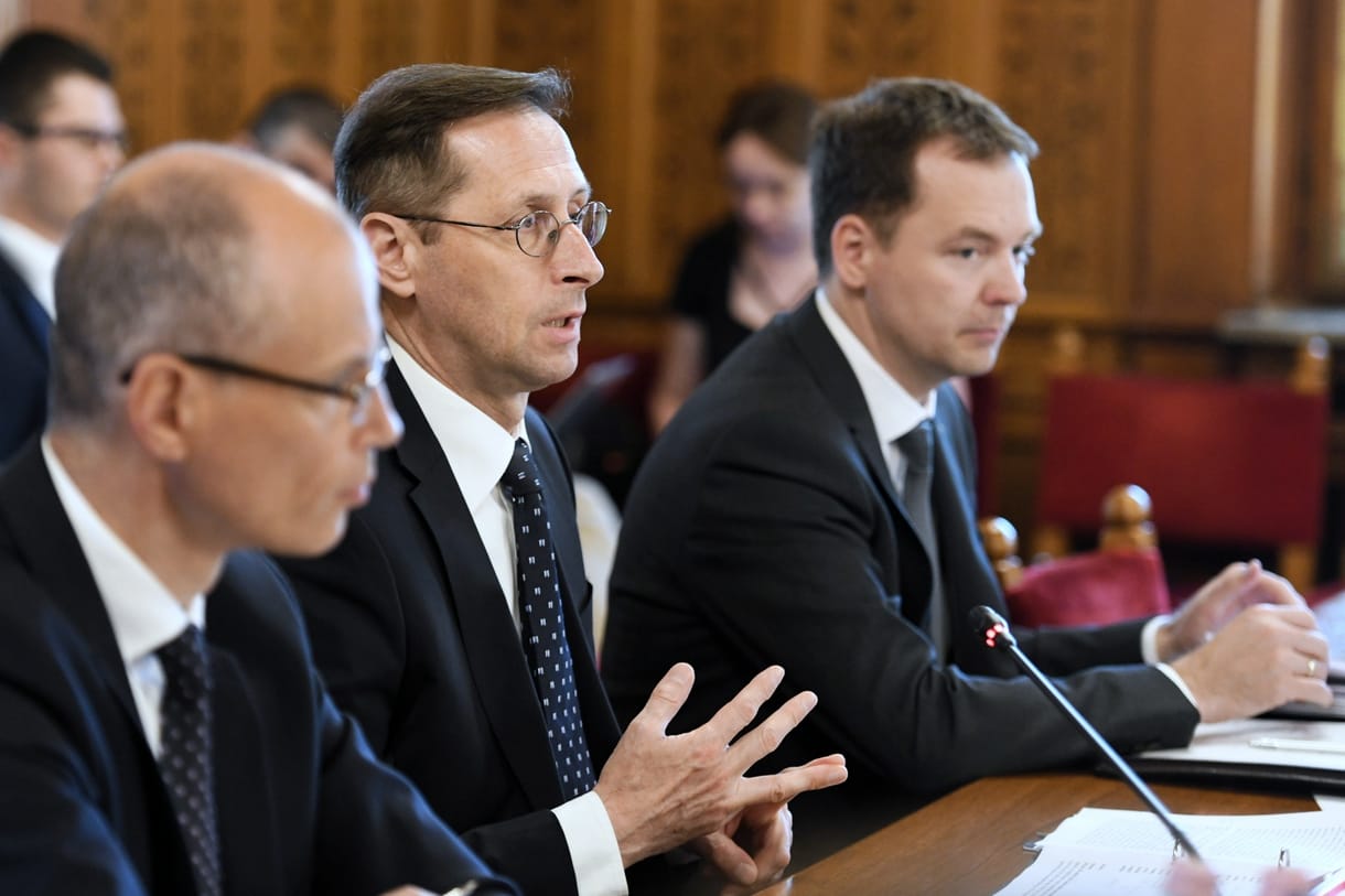 Varga Mihály: Hozzá kell nyúlni a katához