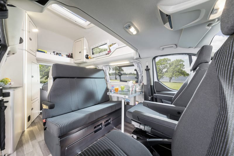 Fotók: ez nem egy szokványos fehér Ford Transit