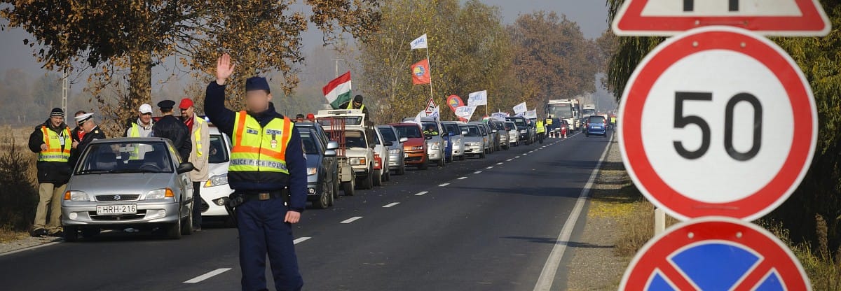 Reggelig maradnak a demonstrálók Miskolcon és Debrecen határában
