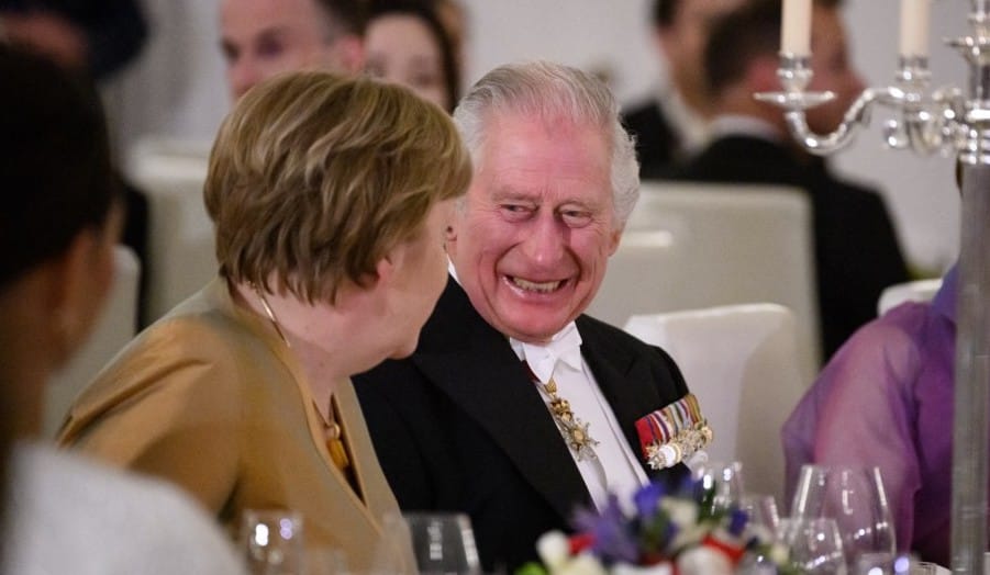 III. Károly király németül beszélt és szórta a poénokat a berlini állami banketten