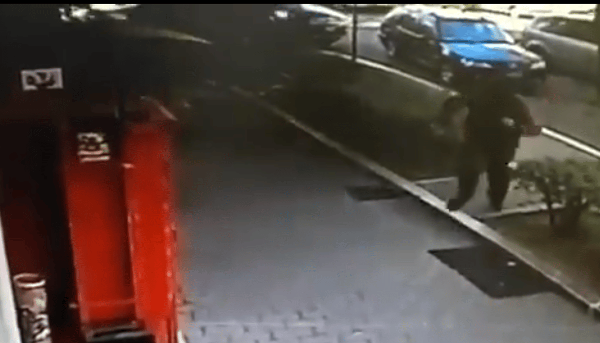 Olaszországi ítéletidő: videón látszik, ahogy fa dől egy járókelőre