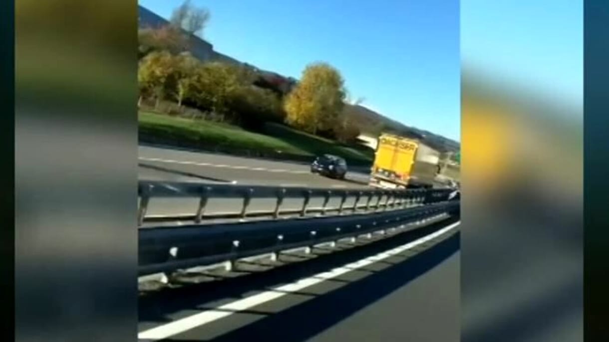 90-nel robogott szemben a forgalommal egy ukrán kamionos Olaszországban