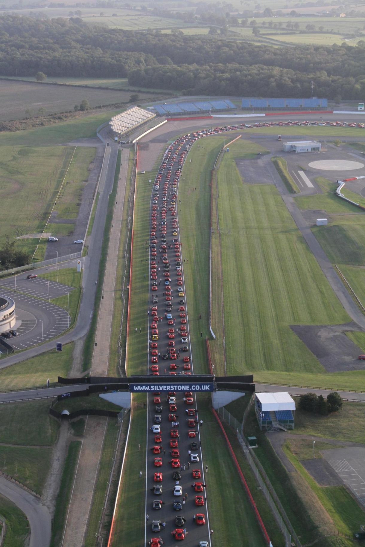 Erőkonvoj: 964 darab Ferrari körözött egyszerre Silverstone-ban - fotók
