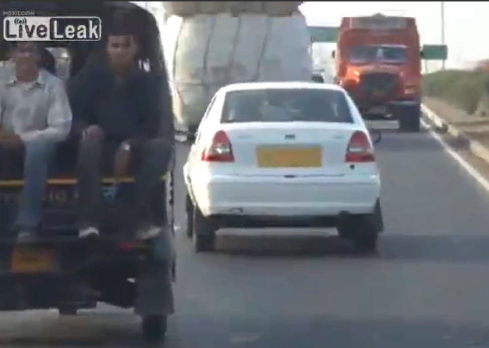 Tébolyda van az indiai utakon is - videó