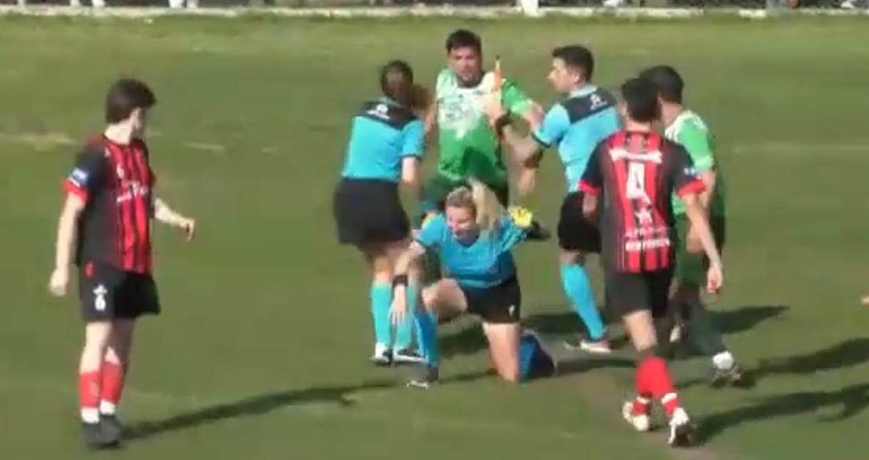 Hátulról, ököllel ütötte meg a női játékvezetőt egy argentin focista