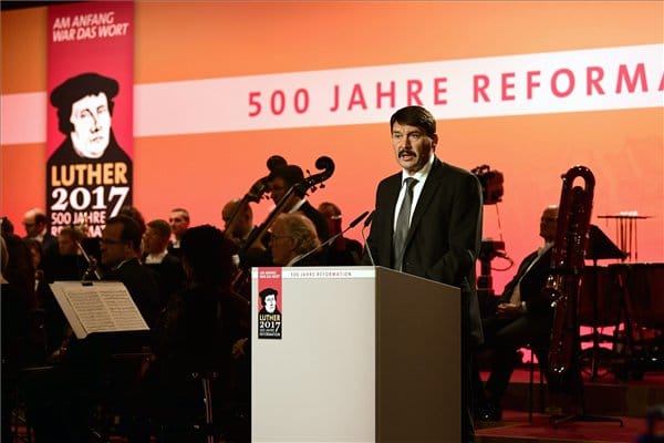 Elbeszélt egymás mellett Áder és Merkel a reformációs megemlékezésen