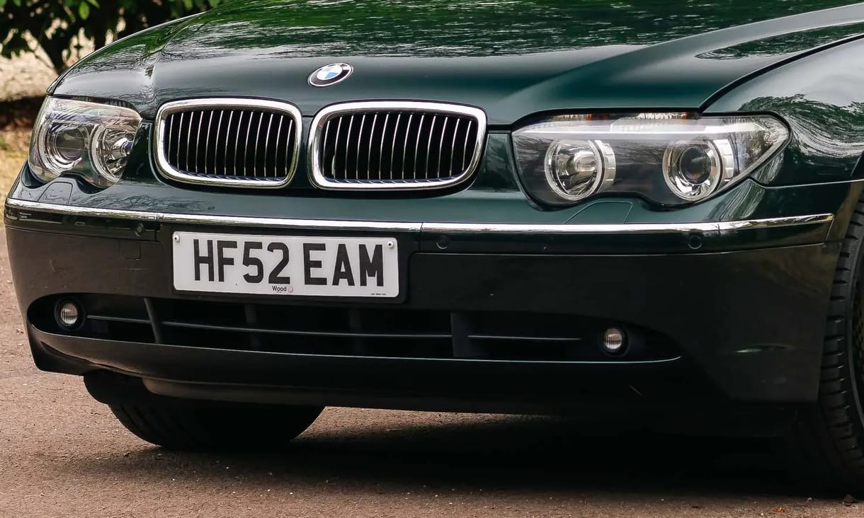 Szinte filléres luxus: eladó az ománi szultán alig használt régi 7-es BMW-je