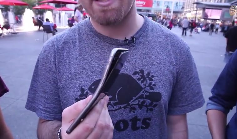 Súlyos vádak: manipulálták a telefonhajlításos videót?