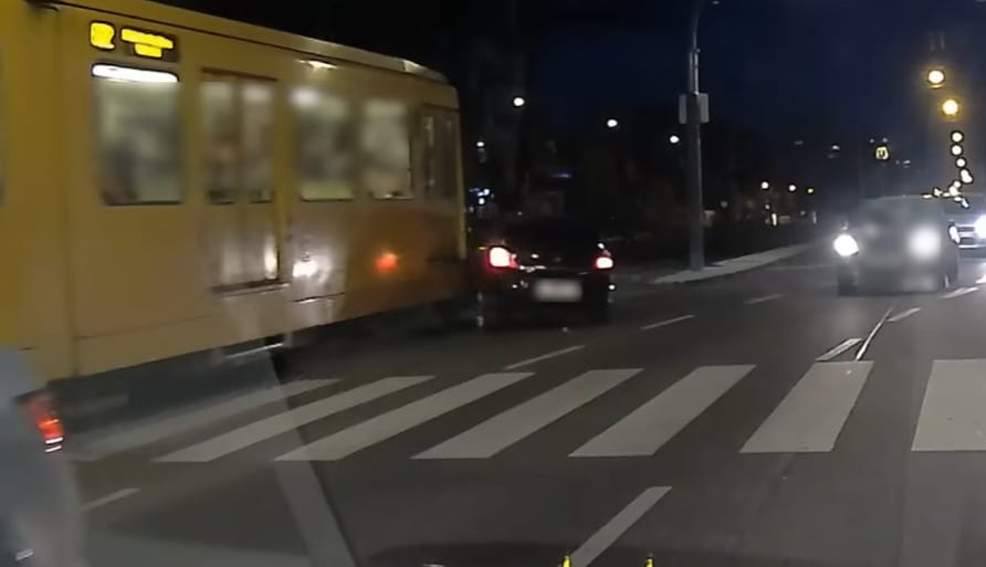 Megállt egy autós segíteni egy baleset után, ezalatt megbírságolták a közteresek