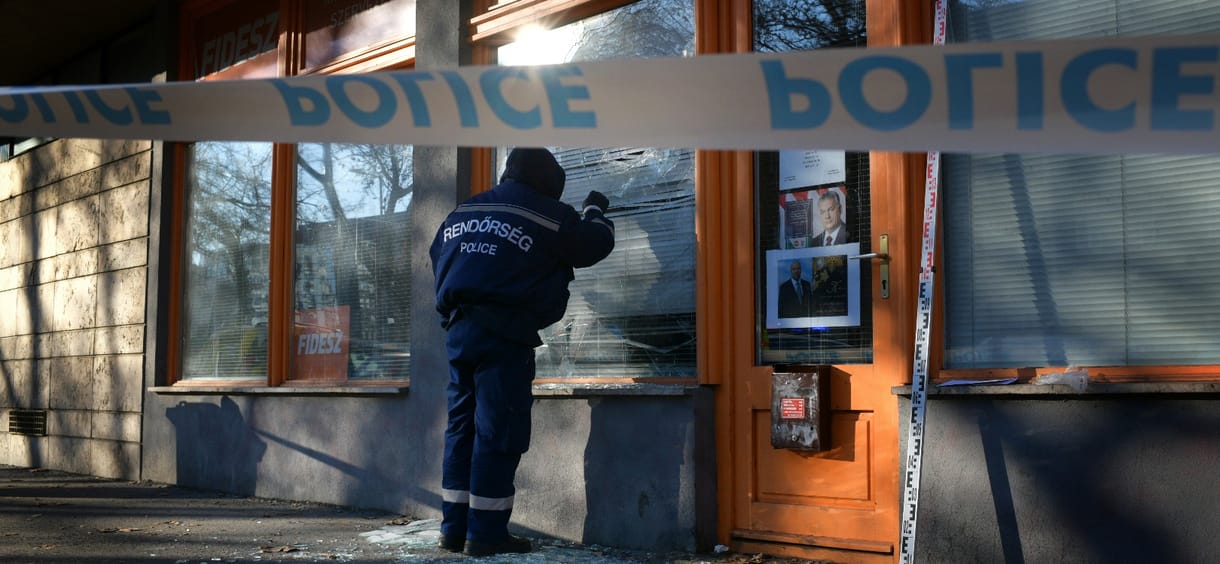 Bekamerázta a rendőrség a korábban megrongált és összefirkált Fidesz-irodát