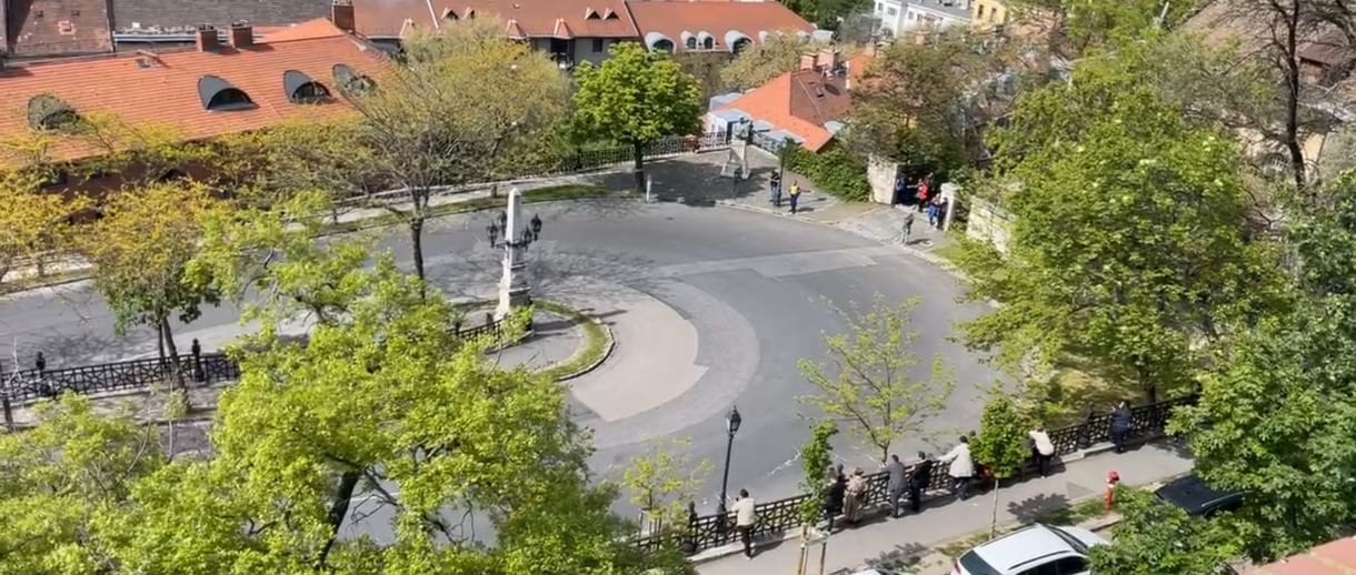 Élőben, ahogy Ferenc pápa megérkezik a Várba