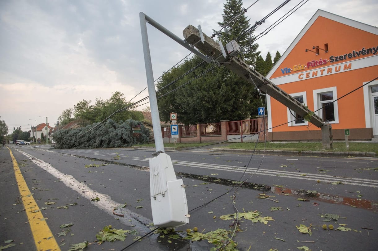 Vihar: több mint tízezer háztartásban még mindig nincs áram