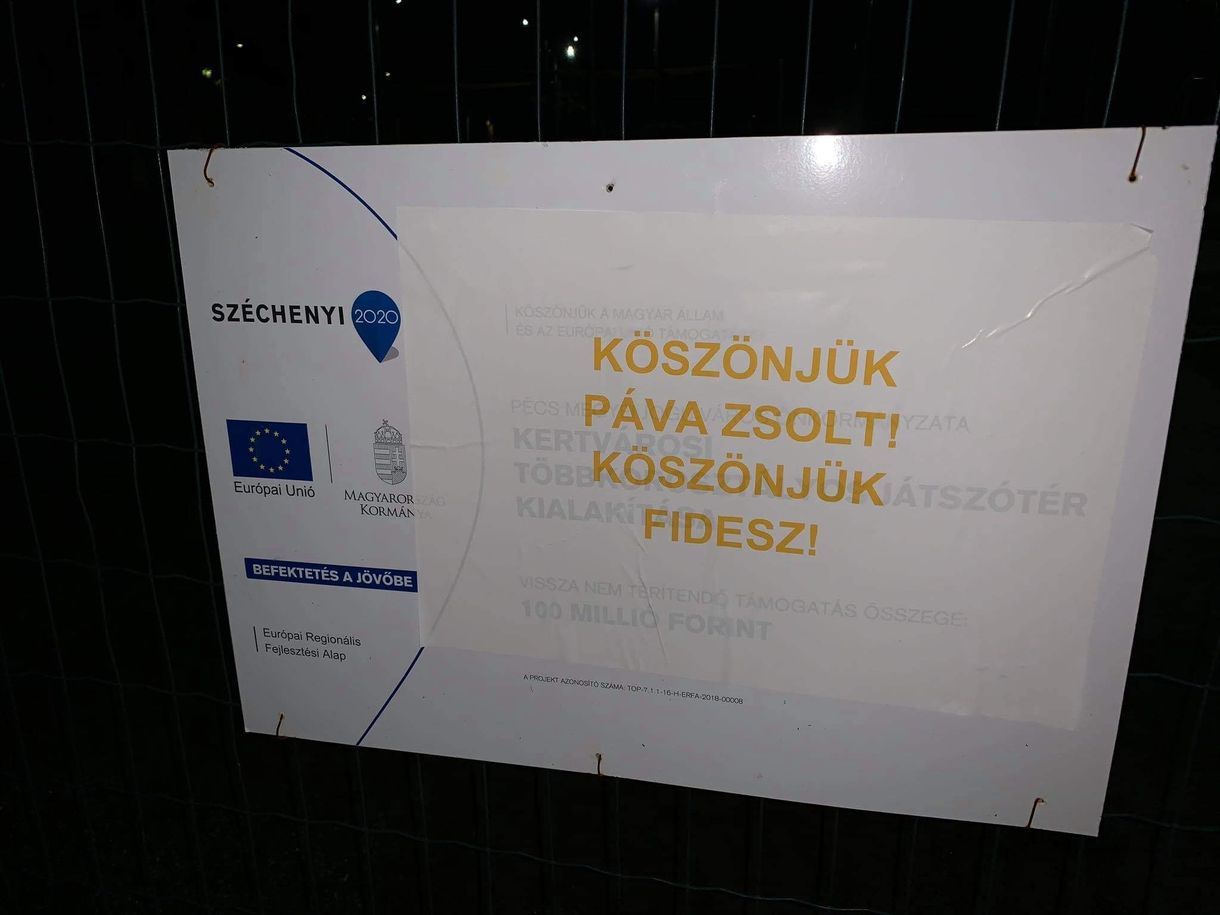 A Fidesznek és Páva Zsoltnak köszönetet mondó feliratok lepték el Pécset